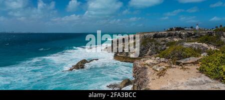 Isla Mujeres South Point Punta Sur Cancun Mexiko-Insel türkisfarbenes Wasser und felsige Küste, Hintergrund blauer Himmel Stockfoto