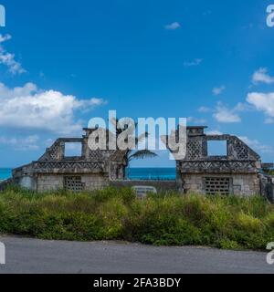 Uralte Ruinen auf Isla Mujeres, Cancun, Mexiko mit wunderschönem blauen Himmel und Wolken im Hintergrund Stockfoto