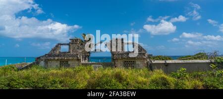 Uralte Ruinen auf Isla Mujeres, Cancun, Mexiko mit wunderschönem blauen Himmel und Wolken im Hintergrund Stockfoto