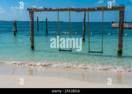 Schwingen Sie sich auf der Isla Mujeres, Cancun, Mexiko, über türkisfarbenes Wasser Stockfoto