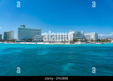 Blick von der Hotelzone in Cancun mit dem türkisfarbenen Ozean, der Küste und dem Hintergrund der Hotels Stockfoto