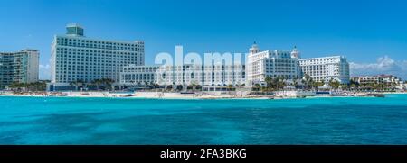 Blick von der Hotelzone in Cancun mit dem türkisfarbenen Ozean, der Küste und dem Hintergrund der Hotels Stockfoto