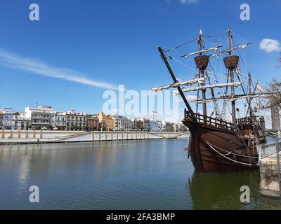 Alte Galeone vor Anker in Sevilla Stockfoto