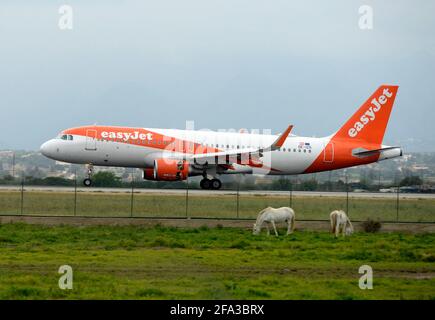 Palma de Mallorca, Spanien. April 22 2021: Ein Flugzeug einer britischen Firma mit Passagieren aus Deutschland landet auf dem Flughafen Son Sant Joan in Palma de Mallorca. Stockfoto