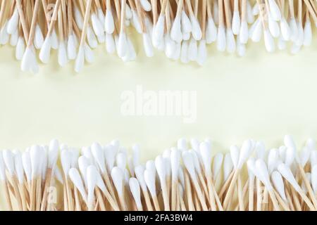 Rahmen aus Bio-Bambusbaumwolle Tupfer Draufsicht auf beige Hintergrund mit Kopierbereich Stockfoto