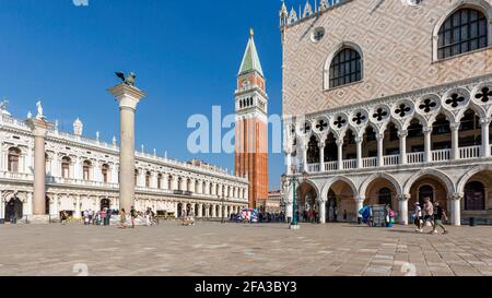 Venedig, Region Venetien, Italien. Der Campanile oder Glockenturm, links, und der Palazzo Ducale oder der Herzogspalast, rechts, von der Piazzetta aus gesehen, in der Nähe des Markusplatz Stockfoto