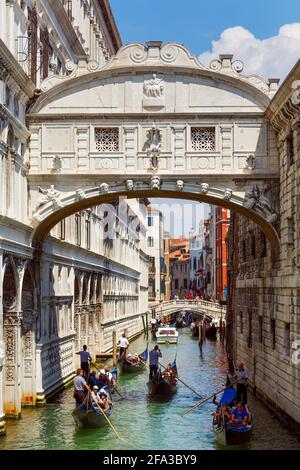 Venedig, Provinz Venedig, Venetien, Italien. Die Seufzerbrücke. Venedig und seine Lagune gehören zum UNESCO-Weltkulturerbe. Stockfoto
