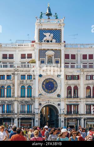 Venedig, Provinz Venedig, Venetien, Italien. Torre dell'Orologio, oder der Uhrenturm, auf der Piazza San Marco. Der Turm stammt aus den 1490er Jahren. Venedig und ich Stockfoto