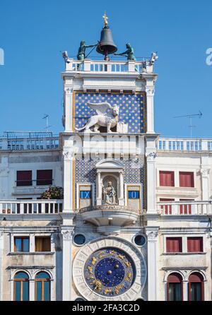 Venedig, Provinz Venedig, Venetien, Italien. Torre dell'Orologio, oder der Uhrenturm, auf der Piazza San Marco. Der Turm stammt aus den 1490er Jahren. Venedig und ich Stockfoto