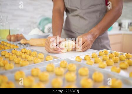 Hand machen Teig für Nastar Kuchen während eid mubarak Stockfoto