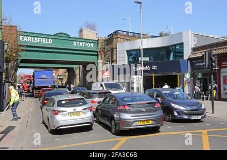 Viel Verkehr auf der Garratt Lane vor der Earlsfield Station, im Südwesten Londons, Großbritannien Stockfoto