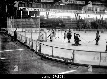 Action von Gruppe B spielt beim Eishockey-WM-Spiel 1961 zwischen Großbritannien und Polen auf der Vernets-Eisbahn in Genf, Schweiz. Stockfoto