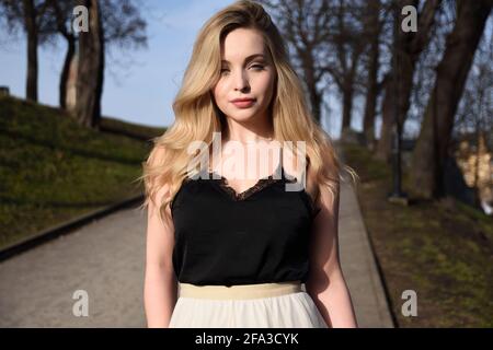 Junge Frau in Breslau. Studentin mit blonden Haaren. Stockfoto