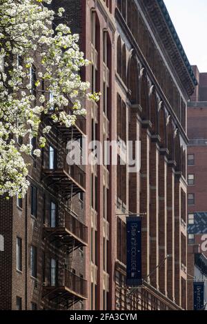 Akademische Gebäude des Baruch College säumen den plaza in der East 25th Street, New York City, USA Stockfoto