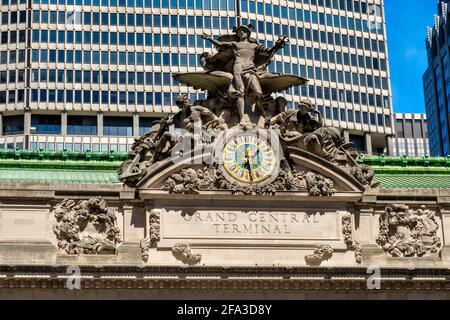 An der Fassade des Grand Central Terminals befinden sich eine Transportskulptur und eine Tiffany-Glasuhr, New York City, USA Stockfoto