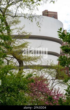 Guggenheim Museum Außen im Frühjahr als vom Central Park, NYC gesehen Stockfoto