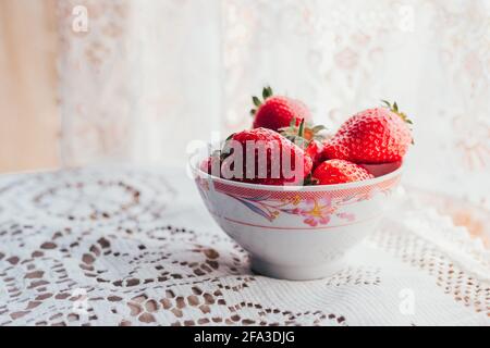 Frische Erdbeeren im Keramiktuch auf dem Tisch. Gesunde Ernährung Stockfoto