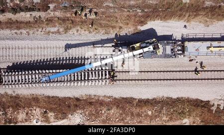 Eisenbahner reparieren einen gebrochenen Gleis. Reparatur der Eisenbahn. Stockfoto