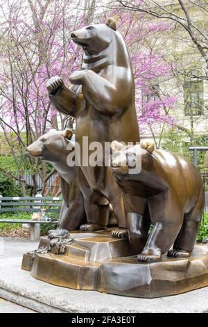 Die Statue der Gruppe der Bären im Frühling, Central Park, NYC Stockfoto