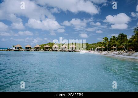 Aruba März 2021 Strand mit rosa Flamingos am Strand, Flamingo am Strand auf der Karibischen Insel Aruba. Ein farbenfroher Flamingo am Strand, Renaissance Island Aruba Stockfoto