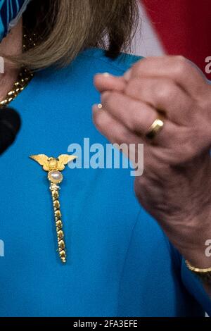 Die Sprecherin des Repräsentantenhauses der Vereinigten Staaten, Nancy Pelosi (Demokratin von Kalifornien), trägt eine Brosche nach dem Vorbild der Masche des US-Repräsentantenhauses, auch „Mace of the Republic“ genannt, ein Symbol der Legislative des US-Repräsentantenhauses, Während ihrer wöchentlichen Pressekonferenz im US-Kapitol in Washington, DC, am Donnerstag, den 22. April, 2021. Kredit: Rod Lamkey/CNP weltweit Stockfoto