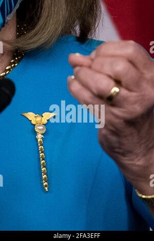 Die Sprecherin des Repräsentantenhauses der Vereinigten Staaten, Nancy Pelosi (Demokratin von Kalifornien), trägt eine Brosche nach dem Vorbild der Masche des US-Repräsentantenhauses, auch „Mace of the Republic“ genannt, ein Symbol der Legislative des US-Repräsentantenhauses, Während ihrer wöchentlichen Pressekonferenz im US-Kapitol in Washington, DC, am Donnerstag, den 22. April, 2021. Kredit: Rod Lamkey/CNP /MediaPunch Stockfoto