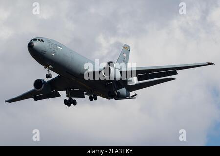 Ein United States Air Force KC-10A Extender von McGuire AFB, NJ im 28R Tower Pattern in Pittsburgh. Stockfoto