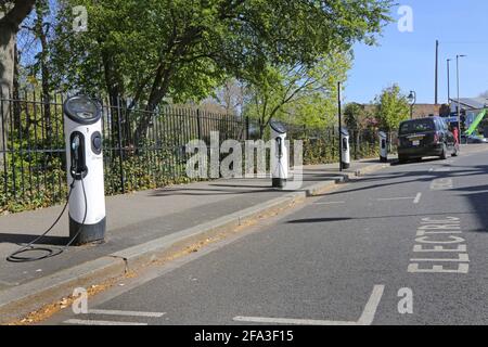 Ladestation für Elektrofahrzeuge an der Elmwood Rd in Dulwich, London, Großbritannien. Zeigt das neue LEVC TX Plug-in Hybrid-Elektrotaxi angeschlossen und lädt. Stockfoto