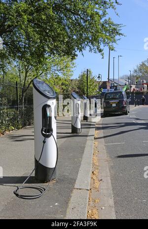 Ladestation für Elektrofahrzeuge an der Elmwood Rd in Dulwich, London, Großbritannien. Zeigt das neue LEVC TX Plug-in Hybrid-Elektrotaxi angeschlossen und lädt. Stockfoto