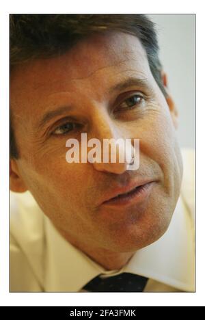 Sir Sebastian Coe führte die Kampagne für die Olympischen Spiele nach London in 2012, in seinem Büro in Canary Warfpic David Sandison 10/2/2004 Stockfoto