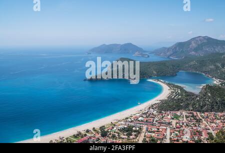 Mittelmeer Bucht atemberaubende Aussicht auf Oludeniz Hafen - Lykisch Weg Trekking Ausgangspunkt. Berühmte Likya Yolu türkische Route. Unterwegs Stockfoto