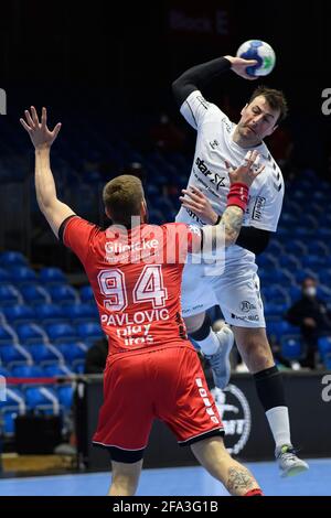 Kassel, Deutschland. April 2021. Handball: Bundesliga, MT Melsungen - THW Kiel, Matchday 27 in der Rothenbach-Halle. Kiels Domagoj Duvnjak (r) spielt gegen Melsungen Domagoj Pavlovic. Quelle: Swen Pförtner/dpa/Alamy Live News Stockfoto