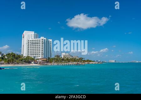 CANCUN, MEXIICO - MÄRZ 10.2021: Blick aus der Hotelzone, Cancun mit dem Riu Hotel vom wunderschönen türkisfarbenen Ozean Stockfoto