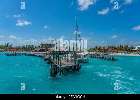 CANCUN, MEXIICO - 10.2021. MÄRZ: Blick auf den Pier mit türkisfarbenem Meereswasser des Schildkrötenstrands Playa tortugas in der Hotelzone von Cancun Stockfoto