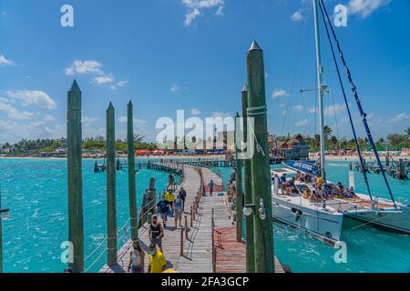 CANCUN, MEXIICO - 10.2021. MÄRZ: Blick auf den Pier mit türkisfarbenem Meereswasser des Schildkrötenstrands Playa tortugas in der Hotelzone von Cancun Stockfoto