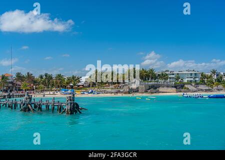 CANCUN, MEXIICO - MÄRZ 10.2021: Türkisfarbenes Meereswasser des Schildkrötenstrands - playa tortugas - in der Karibik-Landschaft in der Hotelzone von Cancun Stockfoto