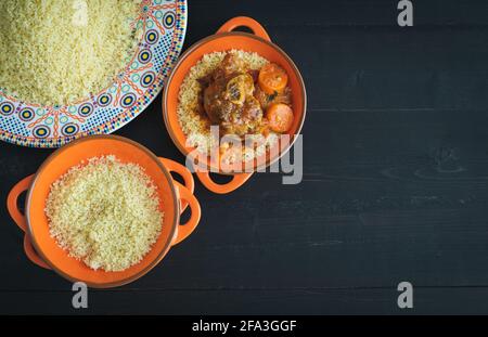 Ramadan-Mahlzeit. Lamm mit Couscous. Arabische Küche. Speicherplatz kopieren. Draufsicht. Stockfoto