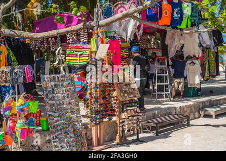 ISLA MUJERES, MEXIKO - MÄRZ 12.2021: Bunte Souvenirläden in Isla Mujeres auf der Straße, Mexiko. Cancun Stockfoto