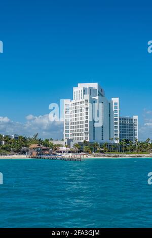 CANCUN, MEXIICO - MÄRZ 10.2021: Blick von der Hotelzone, Cancun mit den Hotels vom wunderschönen türkisfarbenen Ozean Stockfoto