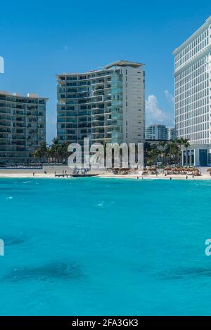 CANCUN, MEXIICO - MÄRZ 10.2021: Blick von der Hotelzone, Cancun mit den Hotels vom wunderschönen türkisfarbenen Ozean Stockfoto