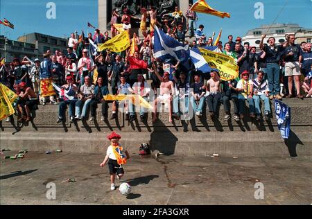 Schottische Fans singen ihre Herzen zur Unterstützung ihrer Fußballmannschaft in Trafalgar Square vor dem England gegen Schottland Spiel während der Euro 96 Dbase Stockfoto