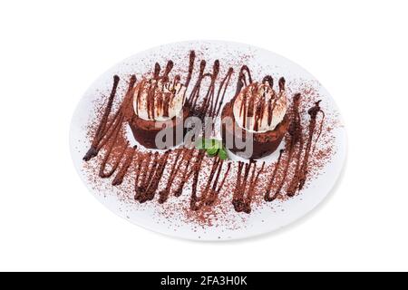 Köstlicher Schokoladenfondant mit Vanilleeis und Karamellsoße. Isoliert auf weißem Hintergrund. Stockfoto