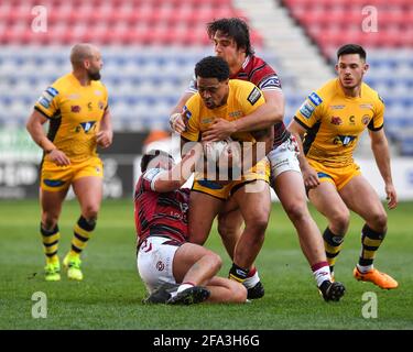 Jordan Turner (25) von Castleford Tigers wird von Harry angegangen Smith (20) und Liam Byrne (19) von Wigan Warriors Stockfoto