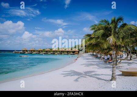 Aruba März 2021 Strand mit rosa Flamingos am Strand, Flamingo am Strand auf der Karibischen Insel Aruba. Ein farbenfroher Flamingo am Strand, Renaissance Island Aruba Stockfoto