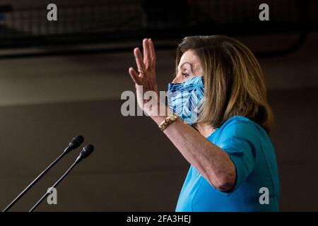 Washington, Vereinigte Staaten Von Amerika. April 2021. Die Sprecherin des Repräsentantenhauses der Vereinigten Staaten, Nancy Pelosi (Demokratin von Kalifornien), hält während ihrer wöchentlichen Pressekonferenz im US-Kapitol in Washington, DC, am Donnerstag, den 22. April, 2021. Kredit: Rod Lampey/CNP/Sipa USA Kredit: SIPA USA/Alamy Live News Stockfoto