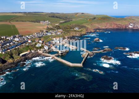 Luftaufnahme des historischen Fischerdorfes von St. Abbs an der Küste von Berwickshire, Schottland, Großbritannien. Stockfoto