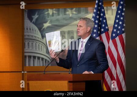 Washington, Vereinigte Staaten Von Amerika. April 2021. Kevin McCarthy (Republikaner von Kalifornien), der Minderheitsführer des Repräsentantenhauses der Vereinigten Staaten, hält während seiner wöchentlichen Pressekonferenz im US-Kapitol in Washington, DC, am Donnerstag, den 22. April, 2021. Kredit: Rod Lampey/CNP/Sipa USA Kredit: SIPA USA/Alamy Live News Stockfoto