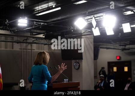 Washington, Vereinigte Staaten Von Amerika. April 2021. Die Sprecherin des Repräsentantenhauses der Vereinigten Staaten, Nancy Pelosi (Demokratin von Kalifornien), hält während ihrer wöchentlichen Pressekonferenz im US-Kapitol in Washington, DC, am Donnerstag, den 22. April, 2021. Kredit: Rod Lampey/CNP/Sipa USA Kredit: SIPA USA/Alamy Live News Stockfoto