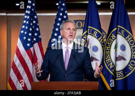 Washington, Vereinigte Staaten Von Amerika. April 2021. Kevin McCarthy (Republikaner von Kalifornien), der Minderheitsführer des Repräsentantenhauses der Vereinigten Staaten, hält während seiner wöchentlichen Pressekonferenz im US-Kapitol in Washington, DC, am Donnerstag, den 22. April, 2021. Kredit: Rod Lampey/CNP/Sipa USA Kredit: SIPA USA/Alamy Live News Stockfoto