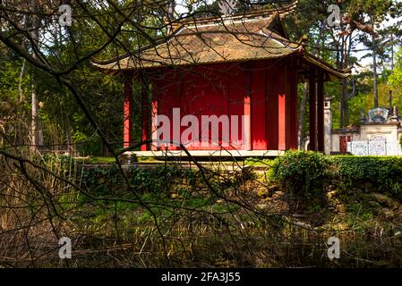 Indochinesischer Tempel der Erinnerung. Roter Tempel über dem Teich im tropischen Garten von Paris im Wald von Vincennes. Paris, Frankreich. Stockfoto